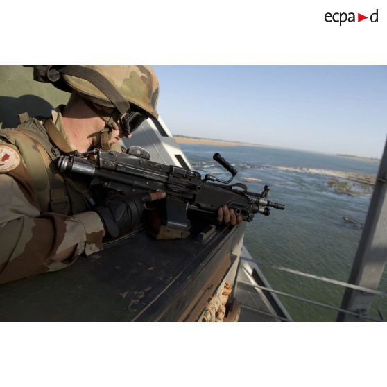 Un tireur du 21e régiment d'infanterie de marine (21e RIMa) sécurise la traversée de son véhicule de l'avant blindé (VAB) au moyen de sa mitrailleuse FN Minimi sur le pont de Markala, au Mali.