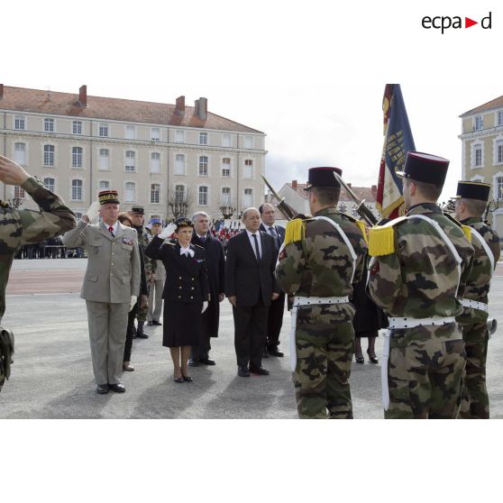 Le ministre de la Défénse Jean-Yves Le Drian rend honneur au drapeau du 1er régiment d'infanterie de marine (1er RIMa) aux côtés d'élus locaux à Angoulême.