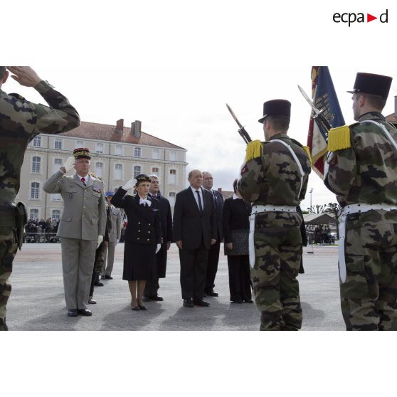 Le ministre de la Défénse Jean-Yves Le Drian rend honneur au drapeau du 1er régiment d'infanterie de marine (1er RIMa) aux côtés d'élus locaux à Angoulême.