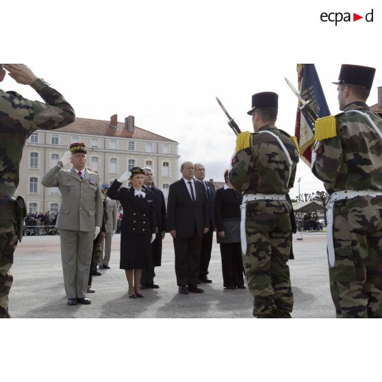 Le ministre de la Défénse Jean-Yves Le Drian rend honneur au drapeau du 1er régiment d'infanterie de marine (1er RIMa) aux côtés d'élus locaux à Angoulême.