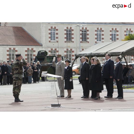 Le lieutenant-colonel Patrick Martini, chef de corps suppléant du 1er régiment d'infanterie de marine (1er RIMa), salue le ministre de la Défense Jean-Yves Le Drian aux côtés d'élus locaux à Angoulême.