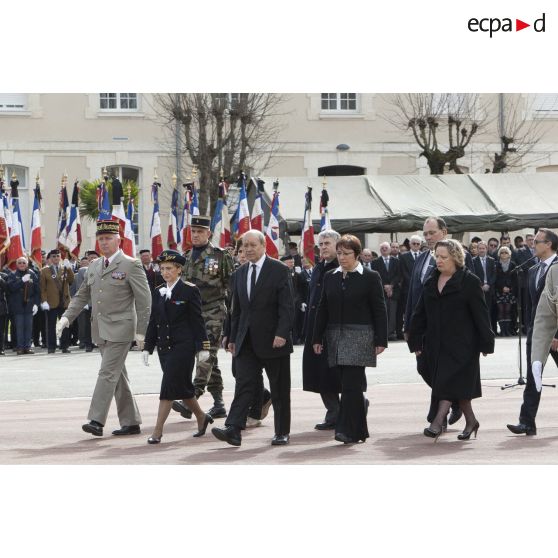 Le ministre de la Défense Jean-Yves Le Drian évolue sur la place d'armes du 1er régiment d'infanterie de marine (1er RIMa) aux côtés d'élus locaux à Angoulême.