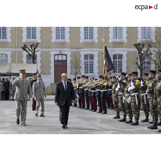 Le ministre de la Défense Jean-Yves Le Drian passe les troupes du 1er régiment d'infanterie de marine (1er RIMa) en revue aux côtés du général Bertrand Ract-Madoux à Angoulême.