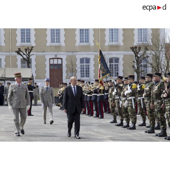 Le ministre de la Défense Jean-Yves Le Drian passe les troupes du 1er régiment d'infanterie de marine (1er RIMa) en revue aux côtés du général Bertrand Ract-Madoux à Angoulême.