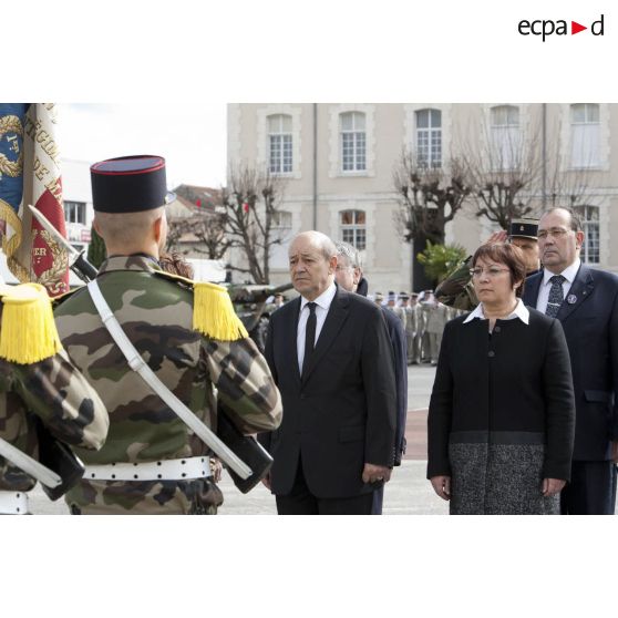 Le ministre de la Défénse Jean-Yves Le Drian rend honneur au drapeau du 1er régiment d'infanterie de marine (1er RIMa) aux côtés de la famile Van Dooren à Angoulême.