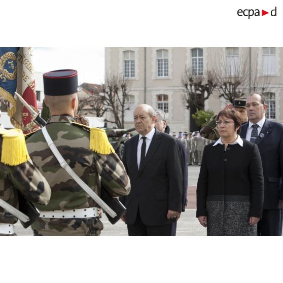 Le ministre de la Défénse Jean-Yves Le Drian rend honneur au drapeau du 1er régiment d'infanterie de marine (1er RIMa) aux côtés d'élus locaux à Angoulême.