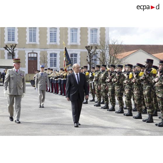 Le ministre de la Défense Jean-Yves Le Drian passe les troupes du 1er régiment d'infanterie de marine (1er RIMa) en revue aux côtés du général Bertrand Ract-Madoux à Angoulême.