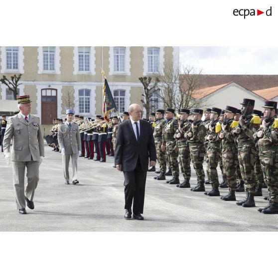 Le ministre de la Défense Jean-Yves Le Drian passe les troupes du 1er régiment d'infanterie de marine (1er RIMa) en revue aux côtés du général Bertrand Ract-Madoux à Angoulême.