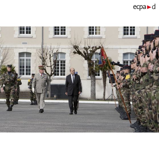 Le ministre de la Défense Jean-Yves Le Drian passe les troupes du 1er régiment d'infanterie de marine (1er RIMa) en revue aux côtés du général Bertrand Ract-Madoux à Angoulême.