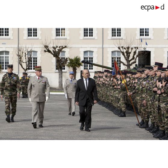 Le ministre de la Défense Jean-Yves Le Drian passe les troupes du 1er régiment d'infanterie de marine (1er RIMa) en revue aux côtés du général Bertrand Ract-Madoux à Angoulême.