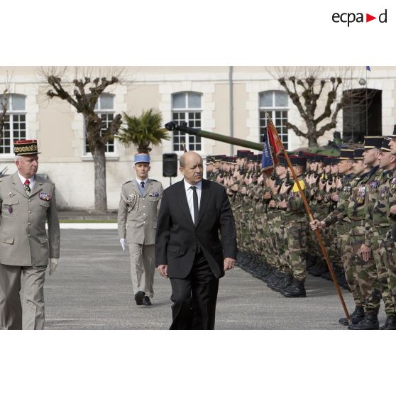 Le ministre de la Défense Jean-Yves Le Drian passe les troupes du 1er régiment d'infanterie de marine (1er RIMa) en revue aux côtés du général Bertrand Ract-Madoux à Angoulême.