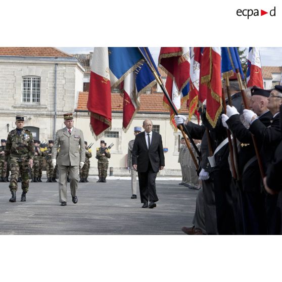 Le ministre de la Défense Jean-Yves Le Drian passe les troupes du 1er régiment d'infanterie de marine (1er RIMa) en revue aux côtés du général Bertrand Ract-Madoux à Angoulême.