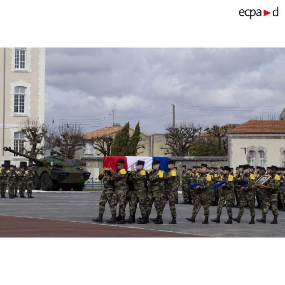 Des marsouins du 1er régiment d'infanterie de marine (1er RIMa) portent le cerceuil du caporal-chef Alexandre Van Dooren pour ses obsèques à Angoulême.