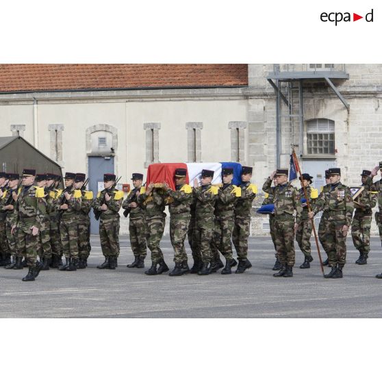 Des marsouins du 1er régiment d'infanterie de marine (1er RIMa) portent le cerceuil du caporal-chef Alexandre Van Dooren pour ses obsèques à Angoulême.