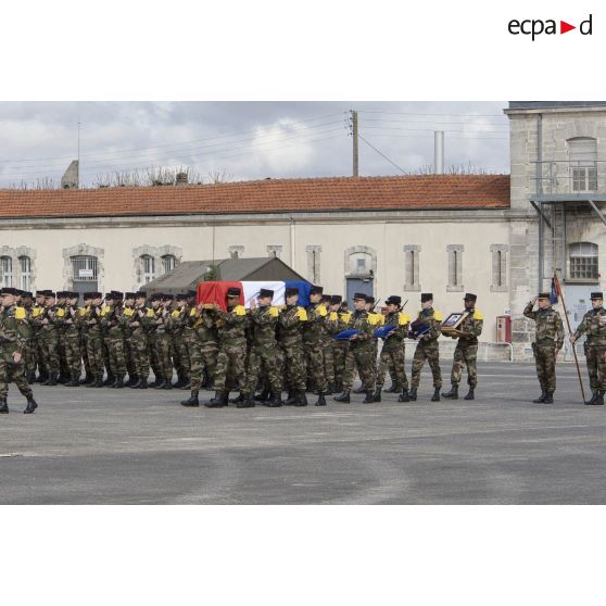 Des marsouins du 1er régiment d'infanterie de marine (1er RIMa) portent le cerceuil du caporal-chef Alexandre Van Dooren pour ses obsèques à Angoulême.