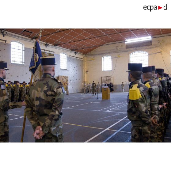 Le ministre de la Défense Jean-Yves Le Drian s'adresse aux soldats du 1er régiment d'infanterie de marine (1er RIMa) au gymnase d'Angoulême.