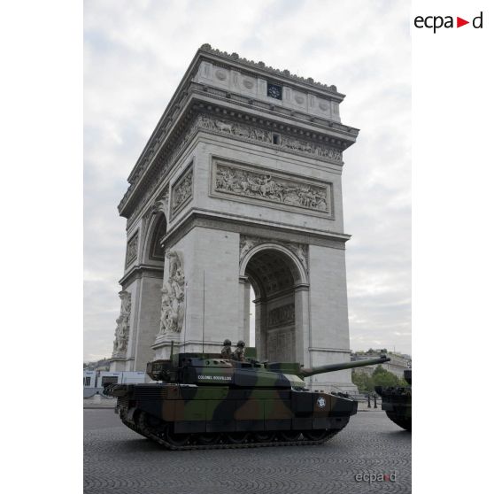 Coulisses du défilé motorisé : le char Leclerc "colonel Rouvillois" du 12e RC (régiment de cuirassiers)  devant l'Arc de Triomphe lors de la cérémonie du 14 juillet 2011.