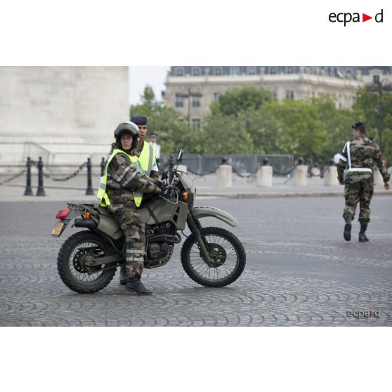 Coulisses : portrait d'un motard de la circulation routière lors de la cérémonie du 14 juillet 2011.