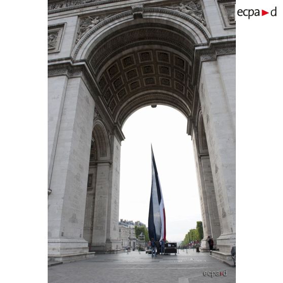 Coulisses : montée du drapeau français sous l'Arc de Triomphe lors de la cérémonie du 14 juillet 2011.