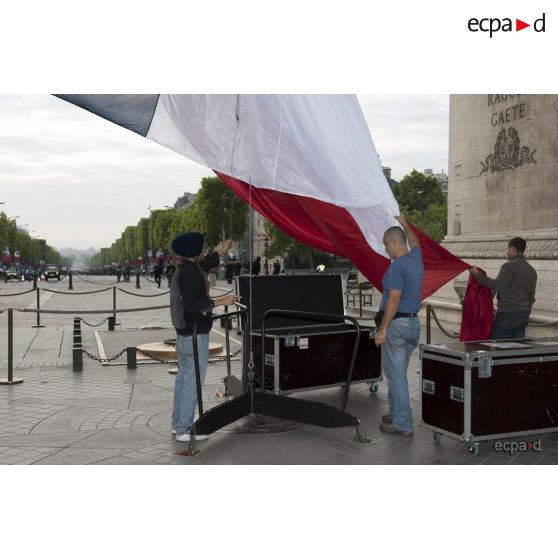 Coulisses : montée du drapeau français sous l'Arc de Triomphe lors de la cérémonie du 14 juillet 2011.