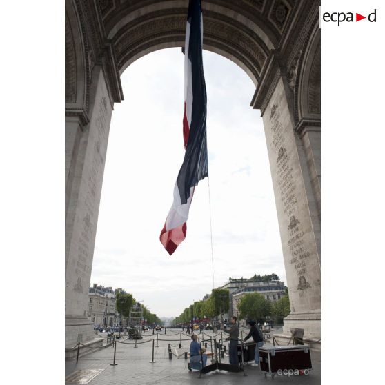 Coulisses : montée du drapeau français sous l'Arc de Triomphe lors de la cérémonie du 14 juillet 2011.