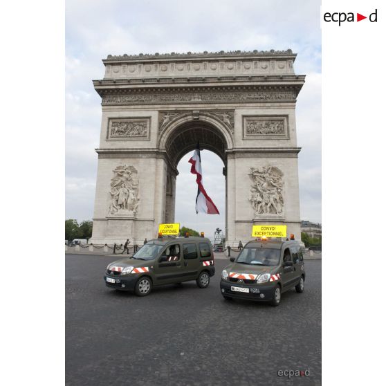 Coulisses : deux véhicules Citroën Kangoo de la circulation routière pour escorte de convoi exceptionnel lors de la cérémonie du 14 juillet 2011.