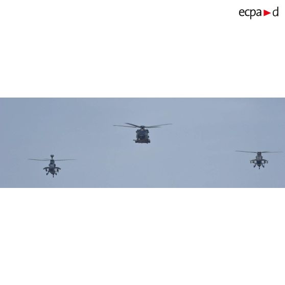 Passage d'un hélicoptère Caïman NH-90 du centre de formation interarmées NH90 (CFIA) escorté par deux hélicoptères Tigre EC-665 HAP et KHS de l'Ecole franco-allemande de formation (EFA) au-dessus des Champs-Elysées, à Paris.