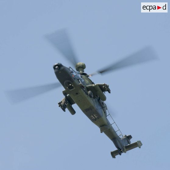 Passage d'un hélicoptère allemand Tigre Kampfhubschrauber (KHS) de l'École franco-allemande de formation des équipages Tigre (EFA) au-dessus des Champs-Elysées, à Paris.