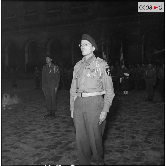 Le lieutenant Lalager, appartenant au 1er Bataillon français des Nations Unies (Bataillon de Corée), vient de recevoir la croix de la Légion d'honneur.