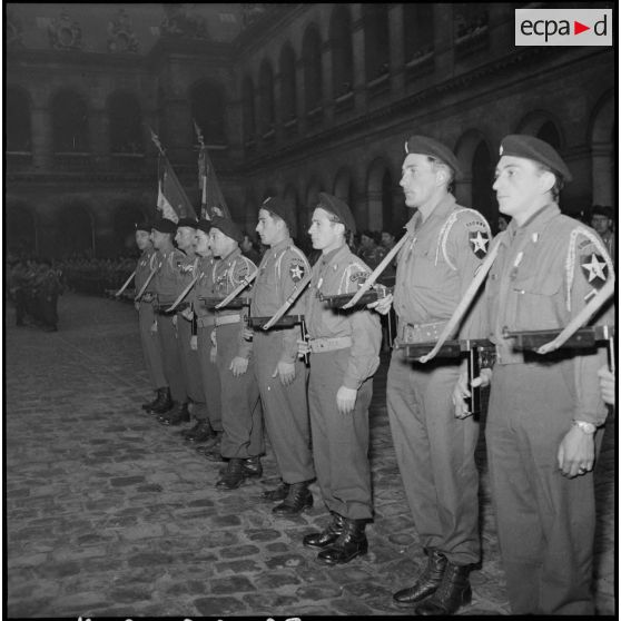 Les volontaires du 1er Bataillon français des Nations Unies (Bataillon de Corée) décorés lors d'une prise d'armes dans la cour d'honneur de l'Hôtel national des Invalides.