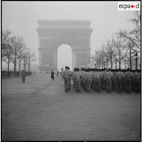 Le défilé des volontaires du 1er Bataillon français des Nations Unies (Bataillon de Corée) sur les Champs-Elysées lors d'une cérémonie à l'arc de triomphe de l'Etoile.