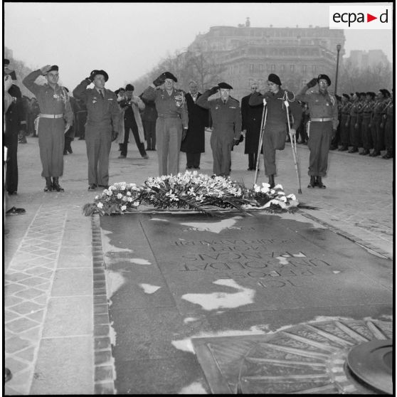 Le Bataillon de Corée lors d'une cérémonie à l'arc de triomphe de l'Etoile.