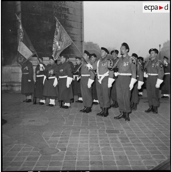 Le Bataillon de Corée lors d'une cérémonie à l'arc de triomphe de l'Etoile.