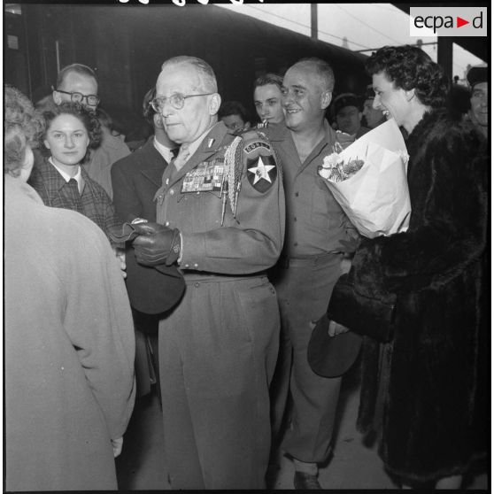 Le général Monclar lors de l'arrivée du Bataillon de Corée à la gare de Lyon (Paris).