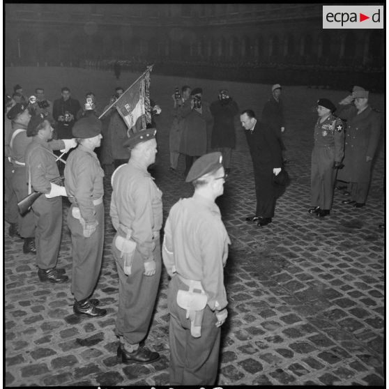 Le Bataillon de Corée lors d'une prise d'armes aux Invalides (Paris).