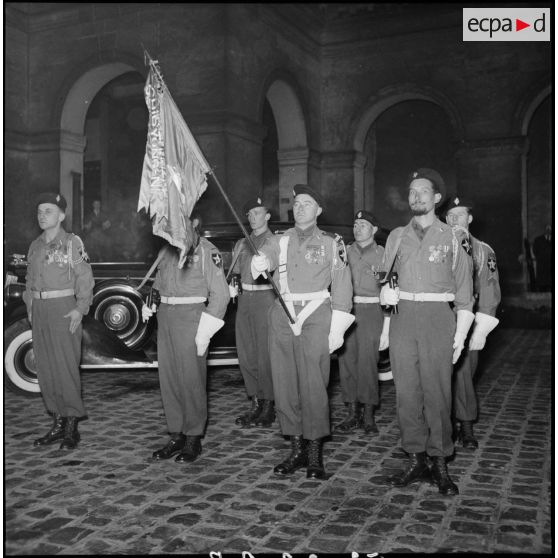 Le fanion du 1er Bataillon Français des Nations Unies et sa garde lors d'une prise d'armes dans la cour d'honneur de l'Hôtel national des Invalides.