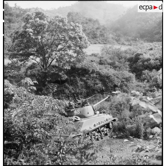 Vue sur l'un des chars Sherman M4 de la 2e DI US (2e division d'infanterie américaine) dans le secteur de Kumhwa.