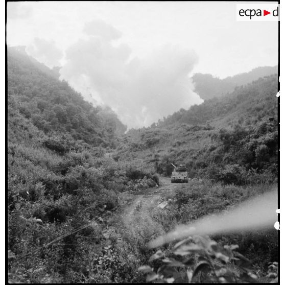 Vue sur l'un des chars Sherman M4 de la 2e DI US (2e division d'infanterie américaine) dans le secteur de Kumhwa.