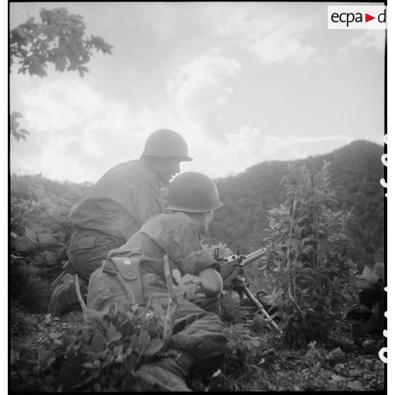 Une mitrailleuse Browning M1919 A4 en position.