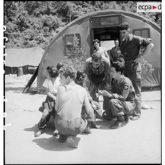 Soins médicaux au camp de base de Kapyong.