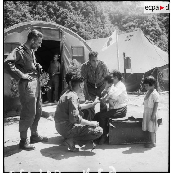 Soins médicaux au camp de base de Kapyong.