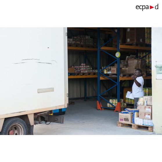 Un fournisseur local charge des palettes de produits alimentaires à bord d'un camion depuis son entrepôt de Cayenne, en Guyane française.