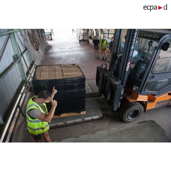 Un technicien logistique guide le dépôt de denrées alimentaires dans un hangar de la base aérienne (BA) 367 Capitaine François Massé à Cayenne, en Guyane française.