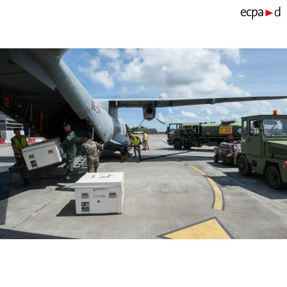 Déchargement de matériel et refueling d'un avion Casa Cn-235 sur la base aérienne (BA) 367 Capitaine François Massé à Cayenne, en Guyane française.