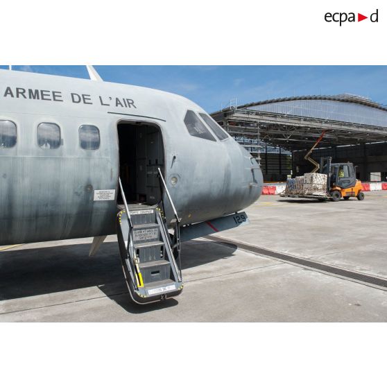 Chargement de fret à bord d'un avion Casa Cn-235 sur la base aérienne (BA) 367 Capitaine François Massé à Cayenne, en Guyane française.