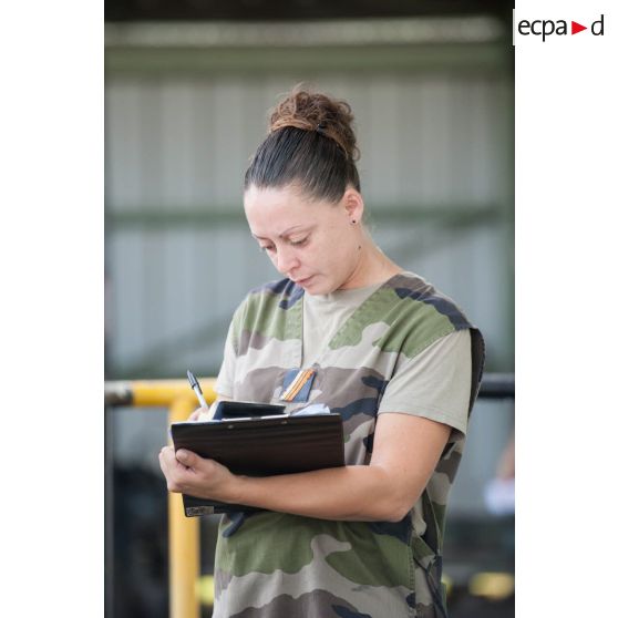 Portrait du caporal-chef Michèle, agent de transit aérien affecté sur la base aérienne (BA) 367 Capitaine François Massé à Cayenne, en Guyane française.