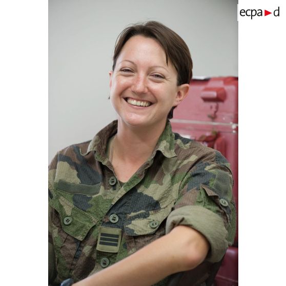 Portrait du médecin des armées Marion en mission de courte durée au poste avancé du 9e régiment d'infanterie de marine (9e RIMa) à Maripasoula, en Guyane française.