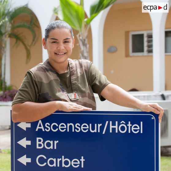 Portrait du caporal-chef de première classe Sonia, agent de restauration et d'accueil à la base de Défense de Guyane.