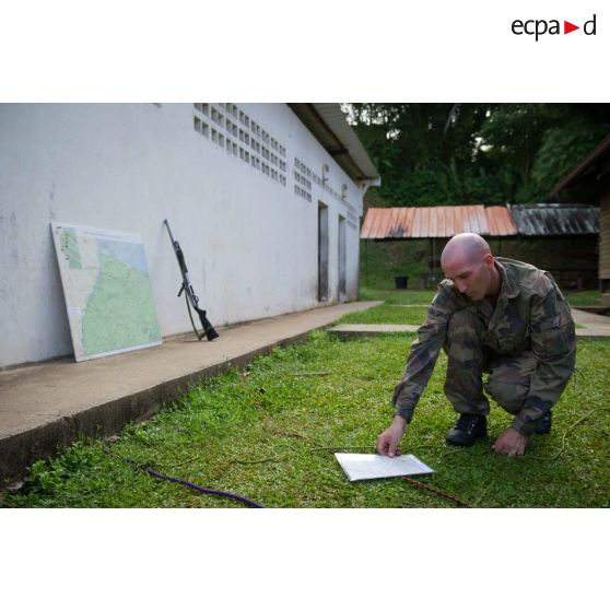 Un chef de section du 2e régiment étranger de génie (2e REG) dirige un briefing sur carte pour une patrouille à Saint-Jean-du-Maroni, en Guyane française.