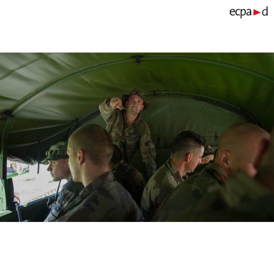 Un chef de groupe du 2e régiment étranger de génie (2e REG) donne des instructions à ses légionnaires lors du trajet en camion vers un point de patrouille à Saint-Jean-du-Maroni, en Guyane française.